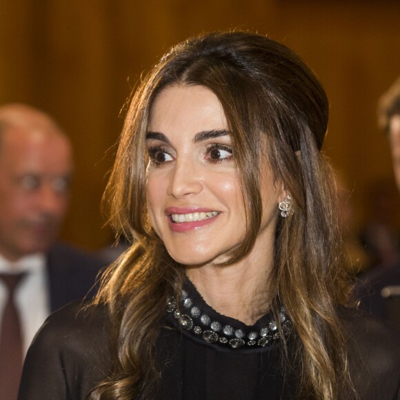 La reine Rania de Jordanie a reçu le 17 septembre 2015 des mains d'Angela Merkel à Berlin, à l'Office des affaires étrangères, le prix Walter-Rathenau en reconnaissance de ses efforts en faveur de la paix au Moyen-Orient.