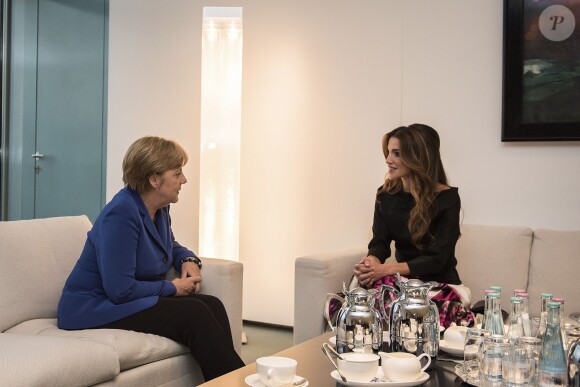 Angela Merkel reçoit la reine Rania de Jordanie à la chancellerie à Berlin le 16 septembre 2015, en marge d'un forum de femmes d'influence du G7.