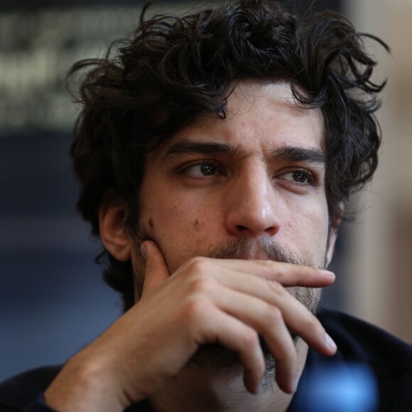 Louis Garrel présente "Les Fausses Confidences" de Marivaux, mise en scène par Luc Bondy, lors d'une conférence de presse à Moscou dans le cadre du Chekhov festival international de théâtre, le 14 juillet 2015.