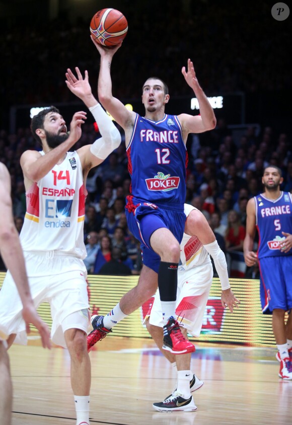 Nando De Colo lors de la défaite de l'équipe de France face à l'Espagne en demi-finale de l'Eurobasket à Villeneuve-d'Ascq, le 17 septembre 2015