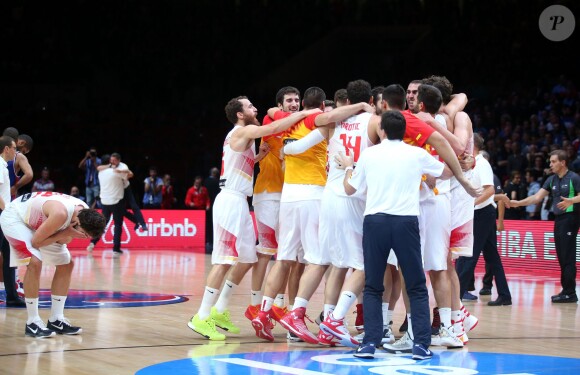 L'équipe d'Espagne célèbre sa victoire sur la France en demi-finale de l'Eurobasket à Villeneuve-d'Ascq, le 17 septembre 2015