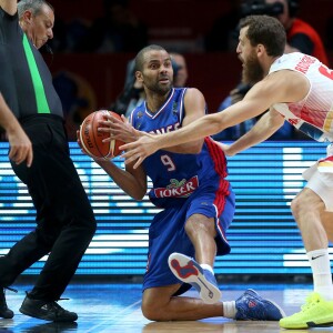 Tony Parker L'équipe d'Espagne célèbre sa victoire sur la France en demi-finale de l'Eurobasket à Villeneuve-d'Ascq, le 17 septembre 2015