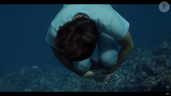 Image extraite du clip de Naughty Boy - Runnin' (Lose It All) ft. Beyoncé, Arrow Benjamin - avec les champions français d'apnée Guillaume Néry et Alice Modolo. Septembre 2015.