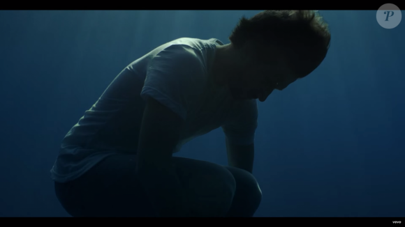 Image extraite du clip de Naughty Boy - Runnin' (Lose It All) ft. Beyoncé, Arrow Benjamin - avec les champions français d'apnée Guillaume Néry et Alice Modolo. Septembre 2015.