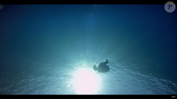 Image extraite du clip de Naughty Boy - Runnin' (Lose It All) ft. Beyoncé, Arrow Benjamin - avec les champions français d'apnée Guillaume Néry et Alice Modolo. Septembre 2015.