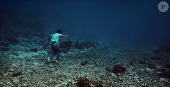 Image extraite du clip de Naughty Boy - Runnin' (Lose It All) ft. Beyoncé, Arrow Benjamin - avec les champions français d'apnée Guillaume Néry et Alice Modolo. Septembre 2015.