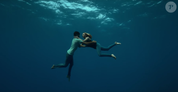 Image extraite du clip de Naughty Boy - Runnin' (Lose It All) ft. Beyoncé, Arrow Benjamin - avec les champions français d'apnée Guillaume Néry et Alice Modolo. Septembre 2015.