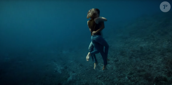 Image extraite du clip de Naughty Boy - Runnin' (Lose It All) ft. Beyoncé, Arrow Benjamin - avec les champions français d'apnée Guillaume Néry et Alice Modolo. Septembre 2015.