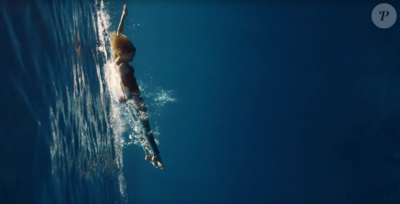 Image extraite du clip de Naughty Boy - Runnin' (Lose It All) ft. Beyoncé, Arrow Benjamin - avec les champions français d'apnée Guillaume Néry et Alice Modolo. Septembre 2015.