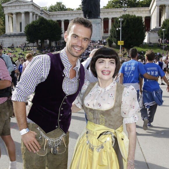 Florian Silbereisen, Mireille Mathieu - Mireille Mathieu et sa soeur Monique à la fête de la bière à Munich le 19 septembre 2015.