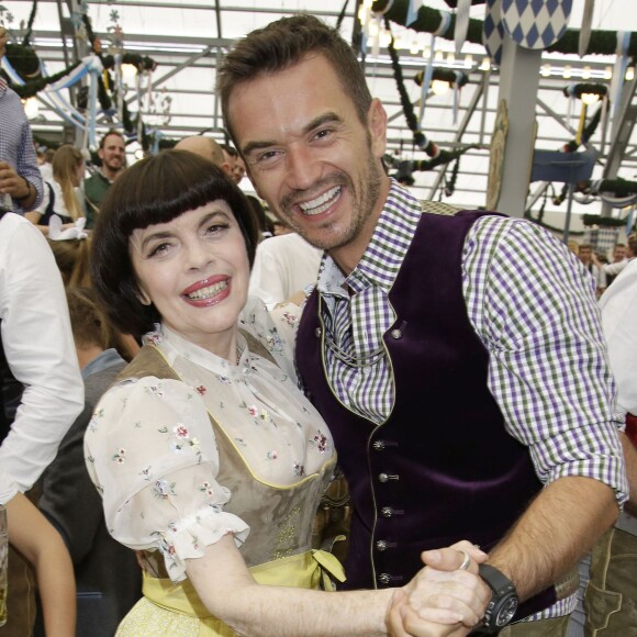 Florian Silbereisen et Mireille Mathieu - Mireille Mathieu et sa soeur Monique à la fête de la bière à Munich le 19 septembre 2015.