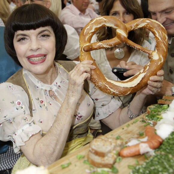 Mireille Mathieu - Mireille Mathieu et sa soeur Monique à la fête de la bière à Munich le 19 septembre 2015.