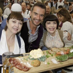 Monique Mathieu, Florian Silbereisen, Mireille Mathieu - Mireille Mathieu et sa soeur Monique à la fête de la bière à Munich le 19 septembre 2015.