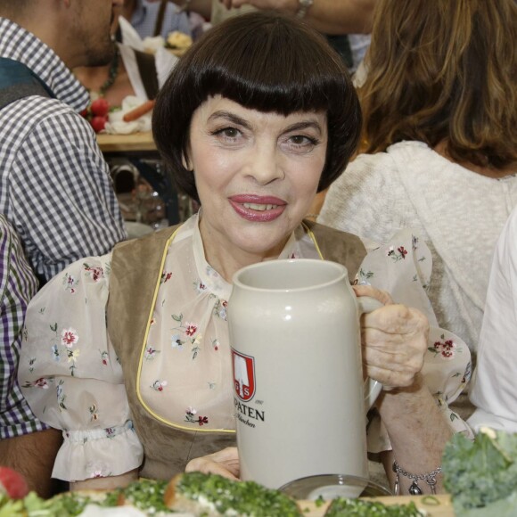Mireille Mathieu - Mireille Mathieu et sa soeur Monique à la fête de la bière à Munich le 19 septembre 2015.