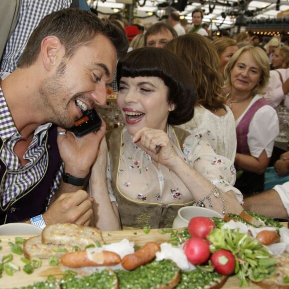 Florian Silbereisen, Mireille Mathieu - Mireille Mathieu et sa soeur Monique à la fête de la bière à Munich le 19 septembre 2015.