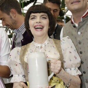 Mireille Mathieu - Mireille Mathieu et sa soeur Monique à la fête de la bière à Munich le 19 septembre 2015.