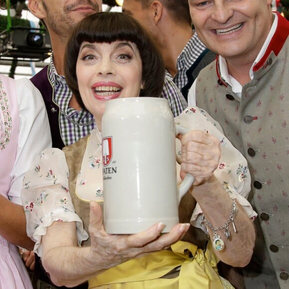 Mireille Mathieu - Mireille Mathieu et sa soeur Monique à la fête de la bière à Munich le 19 septembre 2015.