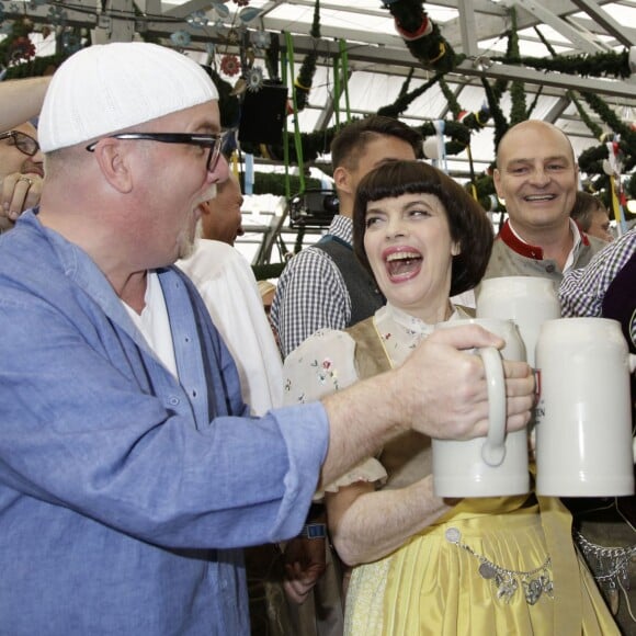 Gerry Friedle (DJ Ötzi), Mireille Mathieu, Florian Silbereisen - Mireille Mathieu et sa soeur Monique à la fête de la bière à Munich le 19 septembre 2015.