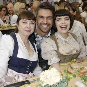 Monique Mathieu, Daniel Fendler, Mireille Mathieu - Mireille Mathieu et sa soeur Monique à la fête de la bière à Munich le 19 septembre 2015.