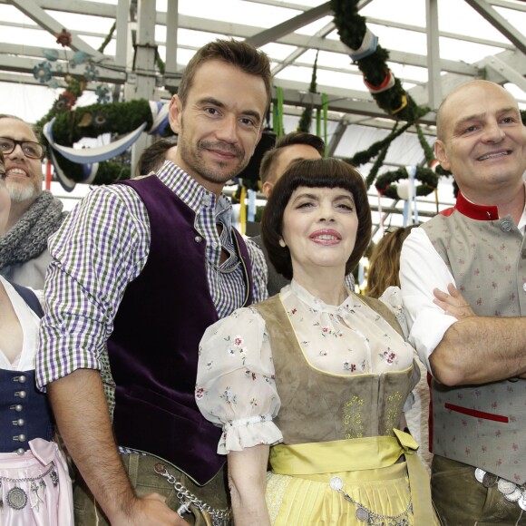 Florian Silbereisen, Mireille Mathieu - Mireille Mathieu et sa soeur Monique à la fête de la bière à Munich le 19 septembre 2015.
