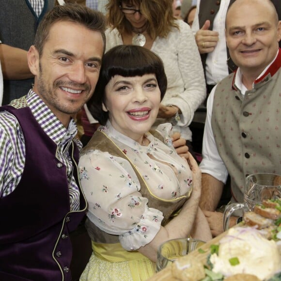 Florian Silbereisen, Mireille Mathieu, Herve Marc - Mireille Mathieu et sa soeur Monique à la fête de la bière à Munich le 19 septembre 2015.