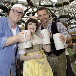 Gerry Friedle ( DJ Ötzi ) , Mireille Mathieu , Florian Silbereisen - Mireille Mathieu et sa soeur Monique à la fête de la bière à Munich le 19 septembre 2015.