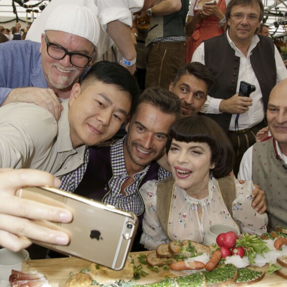 Gerry Friedle (DJ Ötzi), Florian Silbereisen, Daniel Fendler, Mireille Mathieu - Mireille Mathieu et sa soeur Monique à la fête de la bière à Munich le 19 septembre 2015.