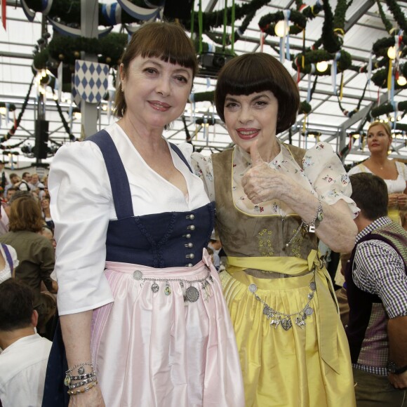 Mireille Mathieu et sa soeur Monique Mathieu - Mireille Mathieu et sa soeur Monique à la fête de la bière à Munich le 19 septembre 2015.