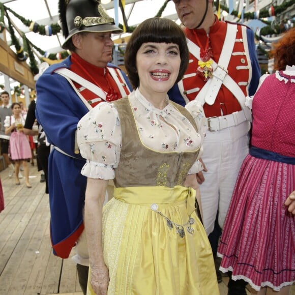 Mireille Mathieu - Mireille Mathieu et sa soeur Monique à la fête de la bière à Munich le 19 septembre 2015.