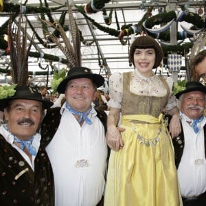 Mireille Mathieu, Florian Silbereisen - Mireille Mathieu et sa soeur Monique à la fête de la bière à Munich le 19 septembre 2015.