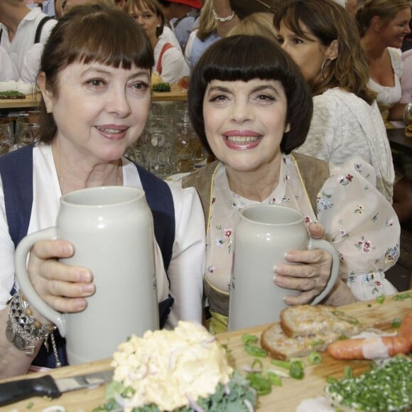 Mireille Mathieu et sa soeur Monique Mathieu - Mireille Mathieu et sa soeur Monique à la fête de la bière à Munich le 19 septembre 2015.