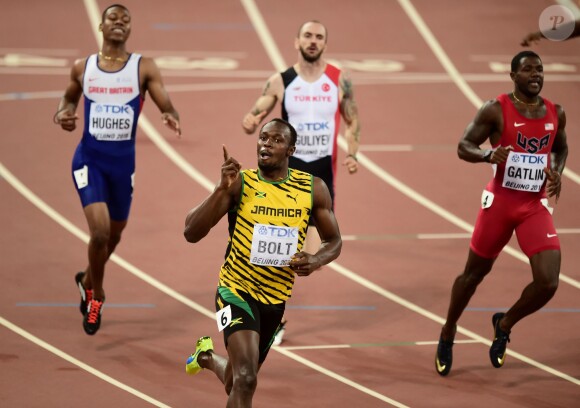 Usain Bolt devant Justin Gatlin lors de sa victoire sur 200 mètres aux Championnats du monde de Pékin, au Stade National, le 27 août 2015
