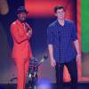 Nick Cannon et Shawn Mendes sur la scène des 28e Nickelodeon Kids Choice Awards le 28 mars 2015 à Los Angeles