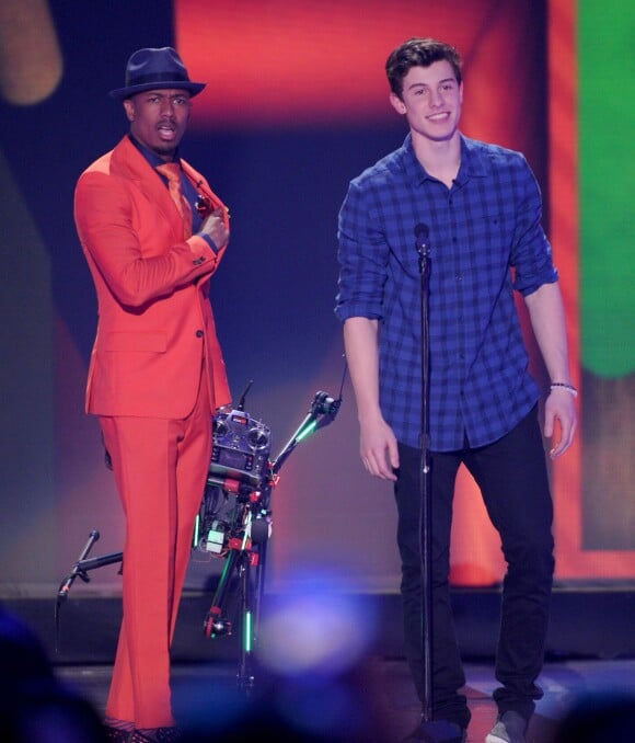 Nick Cannon et Shawn Mendes sur la scène des 28e Nickelodeon Kids Choice Awards le 28 mars 2015 à Los Angeles
