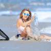Sarah Harris surprise en plein shooting pour 138 water sur une plage à Malibu, le 10 septembre 2015.
