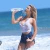 Le mannequin Sarah Harris en plein shooting pour 138 water sur une plage à Malibu, le 10 septembre 2015.