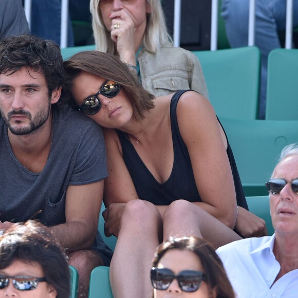 Laure Manaudou et son compagnon Jérémy Frérot dans les tribunes de Roland-Garros lors de la finale des Internationaux de France à Paris, le 7 juin 2015