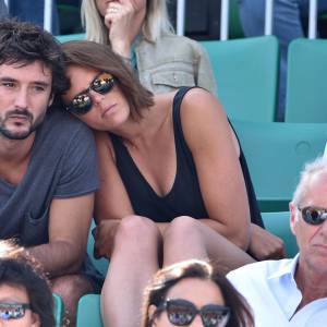 Laure Manaudou et son compagnon Jérémy Frérot dans les tribunes de Roland-Garros lors de la finale des Internationaux de France à Paris, le 7 juin 2015