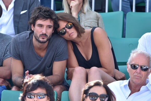 Laure Manaudou et son compagnon Jérémy Frérot dans les tribunes de Roland-Garros lors de la finale des Internationaux de France à Paris, le 7 juin 2015