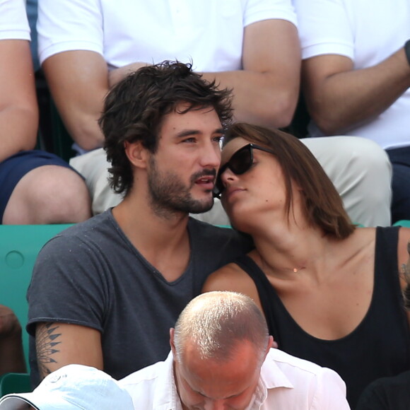 Laure Manaudou et son compagnon Jérémy Frérot dans les tribunes de Roland-Garros lors de la finale des Internationaux de France à Paris, le 7 juin 2015
