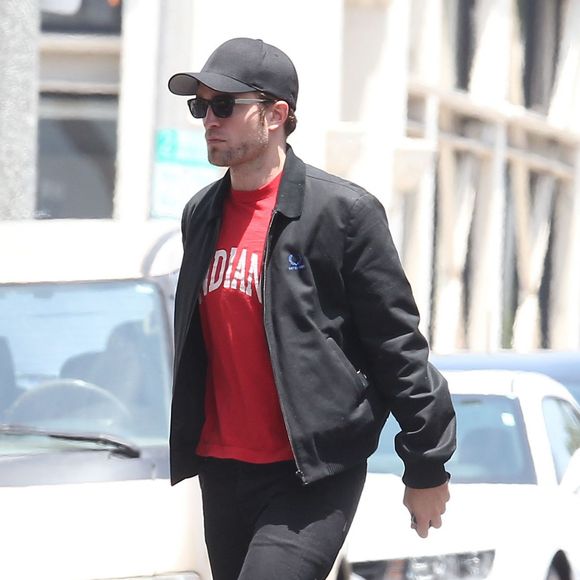 Robert Pattinson va déjeuner au restaurant à West Hollywood, le 1er juin 2015.