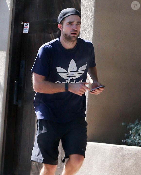 Exclusif - Robert Pattinson à la sortie de chez des amis à Los Angeles, le 20 mars 2015.