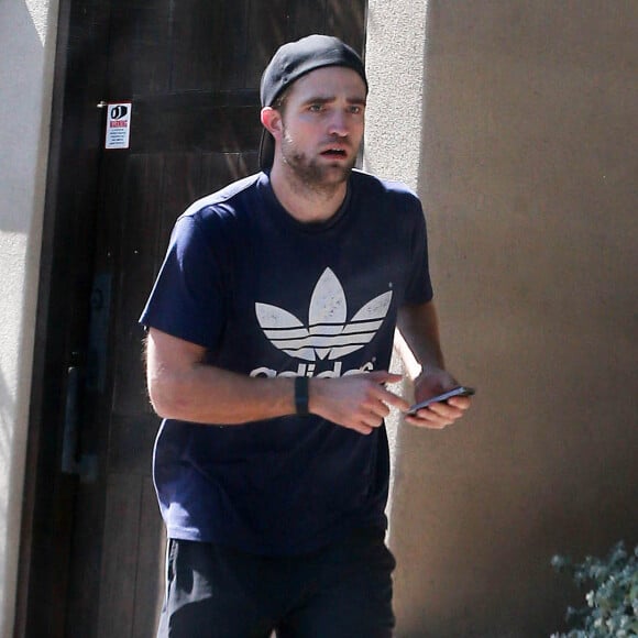 Exclusif - Robert Pattinson à la sortie de chez des amis à Los Angeles, le 20 mars 2015.