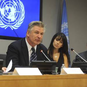 Alec Baldwin et sa femme Hilaria Thomas lors de la conférence de presse annonçant les gagnant du Prix Equateur 2015 au siège des Nations Unies à New York, le 21 septembre 2015.