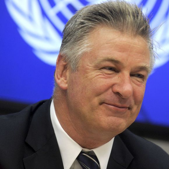 Alec Baldwin et sa femme Hilaria Thomas lors de la conférence de presse annonçant les gagnant du Prix Equateur 2015 au siège des Nations Unies à New York, le 21 septembre 2015.