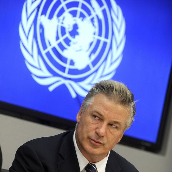Alec Baldwin et sa femme Hilaria Thomas lors de la conférence de presse annonçant les gagnant du Prix Equateur 2015 au siège des Nations Unies à New York, le 21 septembre 2015.