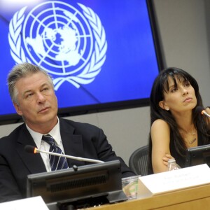 Alec Baldwin et sa femme Hilaria Thomas lors de la conférence de presse annonçant les gagnant du Prix Equateur 2015 au siège des Nations Unies à New York, le 21 septembre 2015
