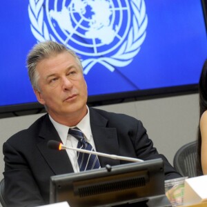 Alec Baldwin et sa femme Hilaria Thomas lors de la conférence de presse annonçant les gagnant du Prix Equateur 2015 au siège des Nations Unies à New York, le 21 septembre 2015