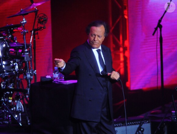Julio Iglesias etait en concert au palais du Kremlin a Moscou. Le 14 mars 2013 