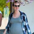 Exclusif - Leighton Meester, enceinte de son premier enfant, le 16 mai 2015 à Los Angeles lors d'une sortie avec son mari Adam Brody